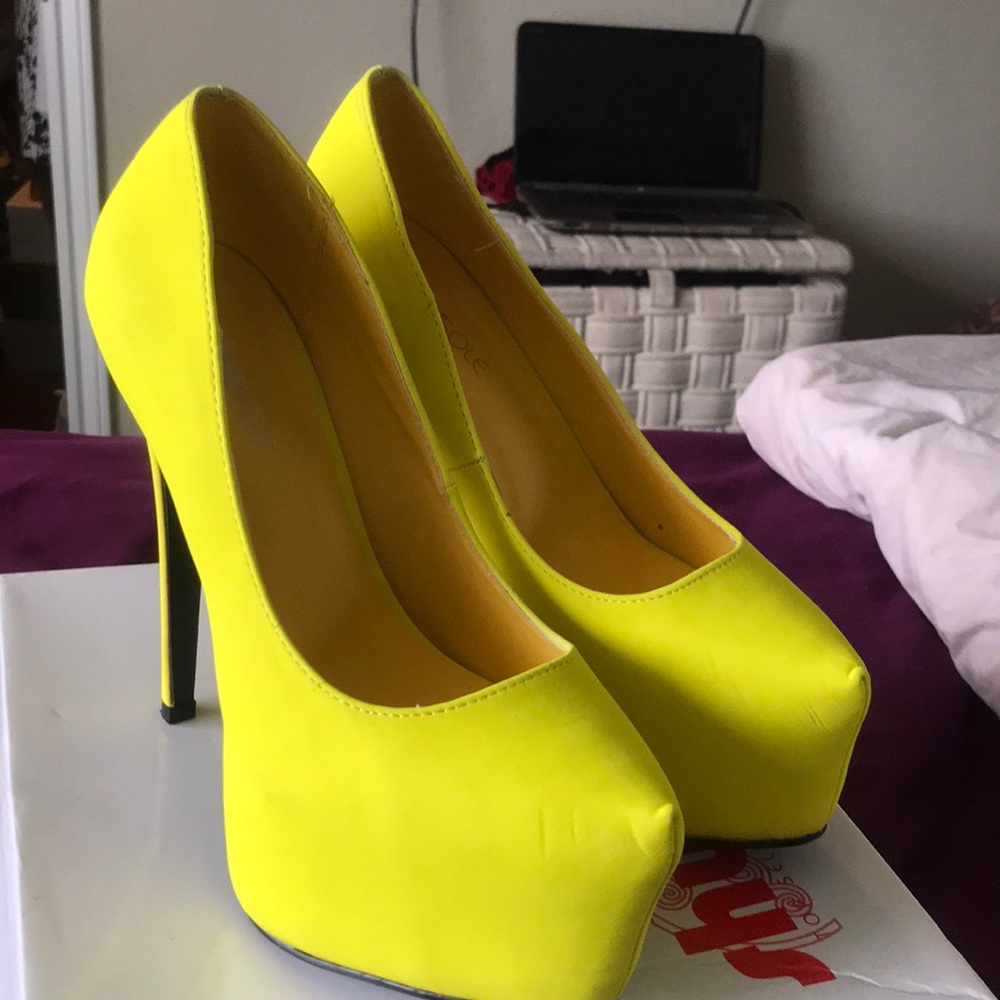 Yellow pumps size 10
